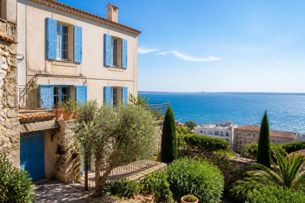 découvrez notre sélection de maisons à vendre à sète, offrant une vue mer exceptionnelle et le charme authentique de la région. trouvez votre future maison idéale au bord de la méditerranée.