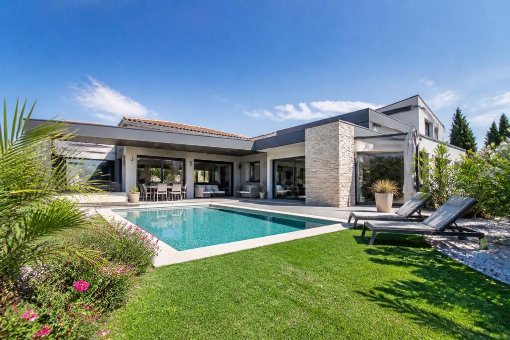 découvrez cette magnifique maison à vendre à bompas 66430, avec piscine et villa spacieuse, idéale pour un cadre de vie agréable et confortable.